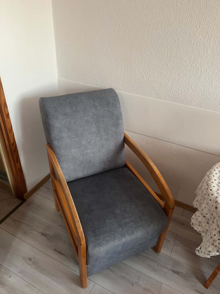Obszycie na nowo foteli, puf. — realizacja