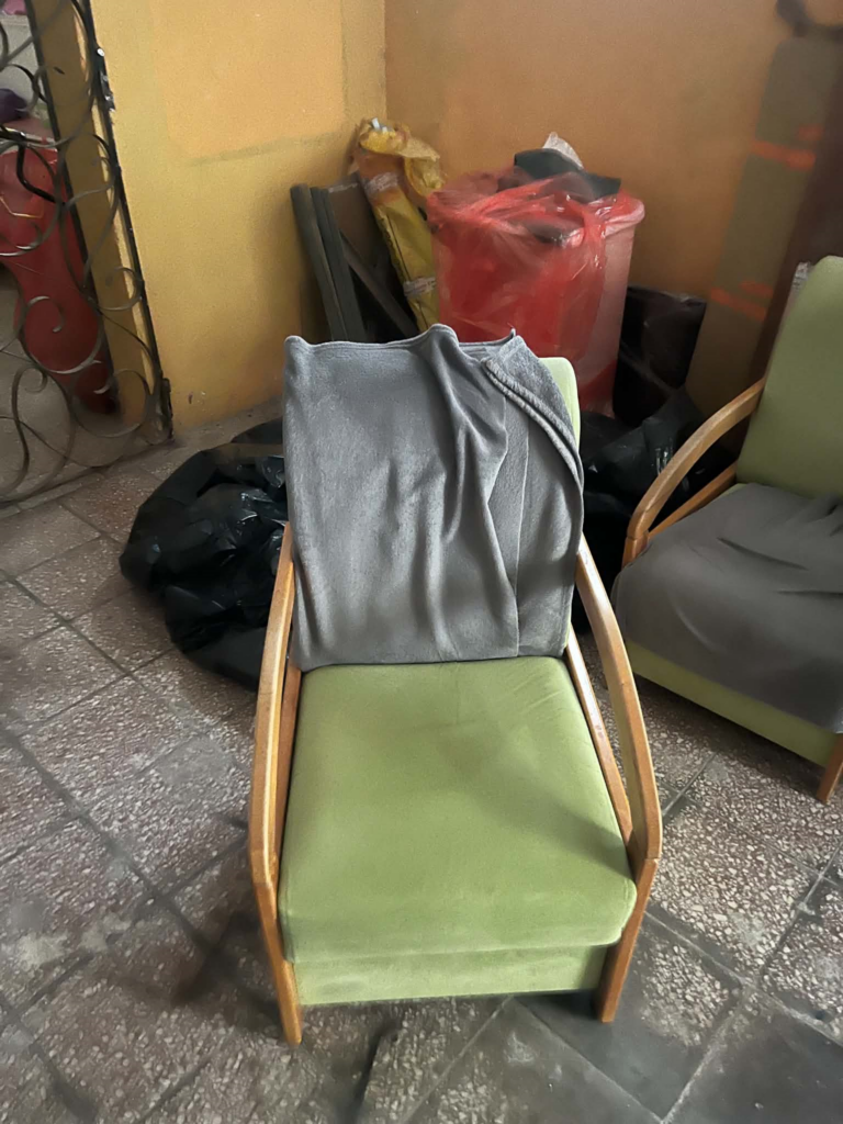 Obszycie na nowo foteli, puf. — przed