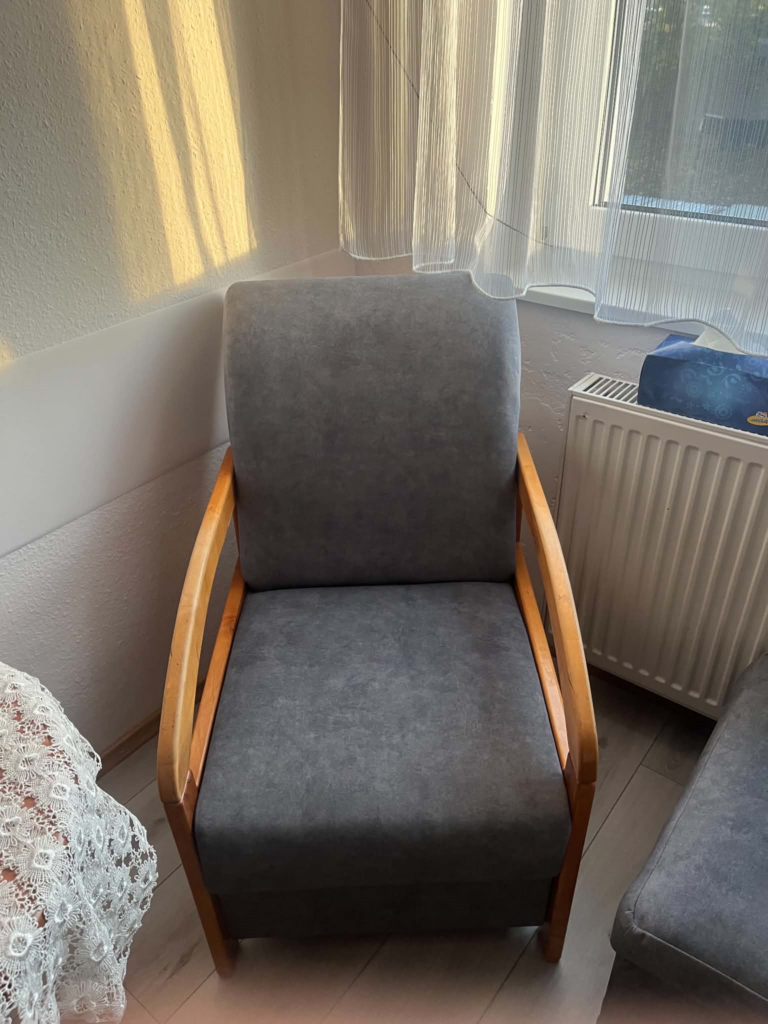 Obszycie na nowo foteli, puf. — realizacja