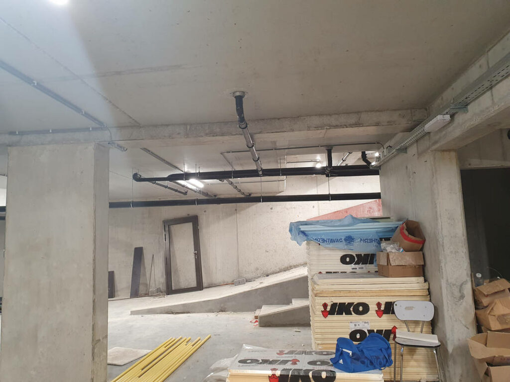 Instalacja wod-kan w systemie alupex/pe; biały montaż — realizacja