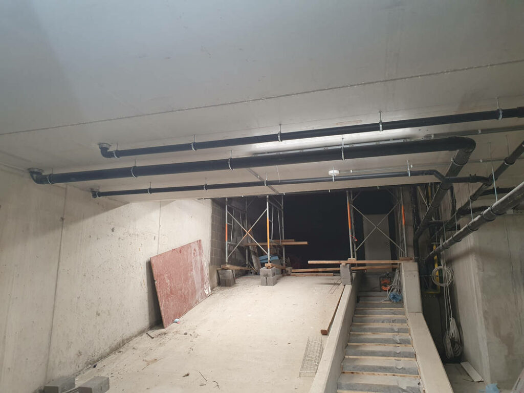 Instalacja wod-kan w systemie alupex/pe; biały montaż — realizacja