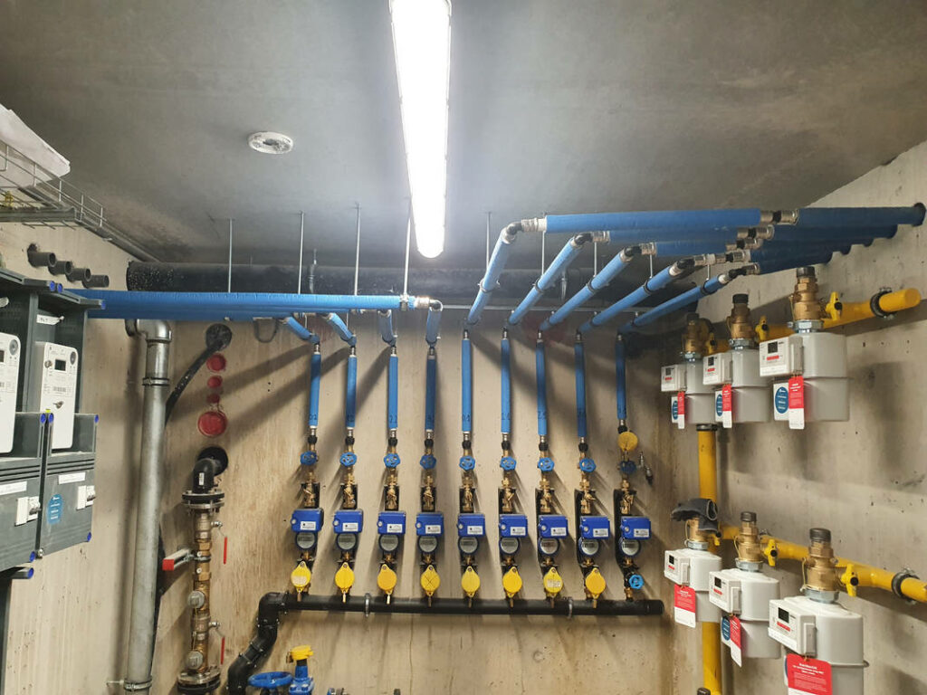 Instalacja wod-kan w systemie alupex/pe; biały montaż — realizacja