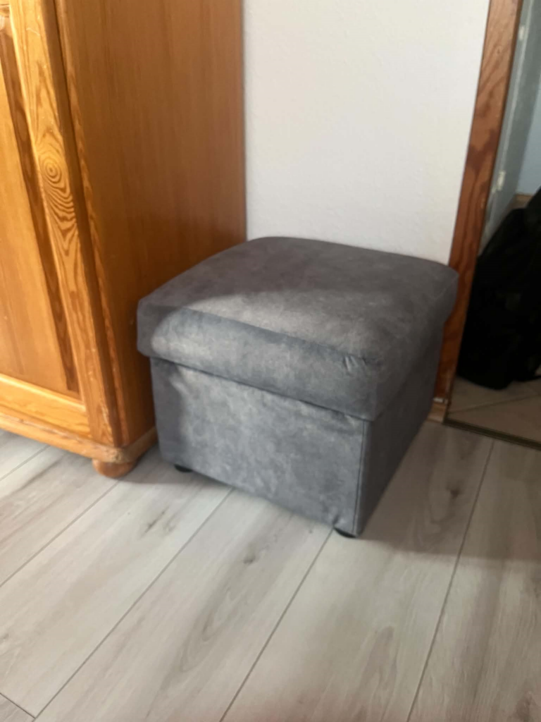 Obszycie na nowo foteli, puf. — realizacja